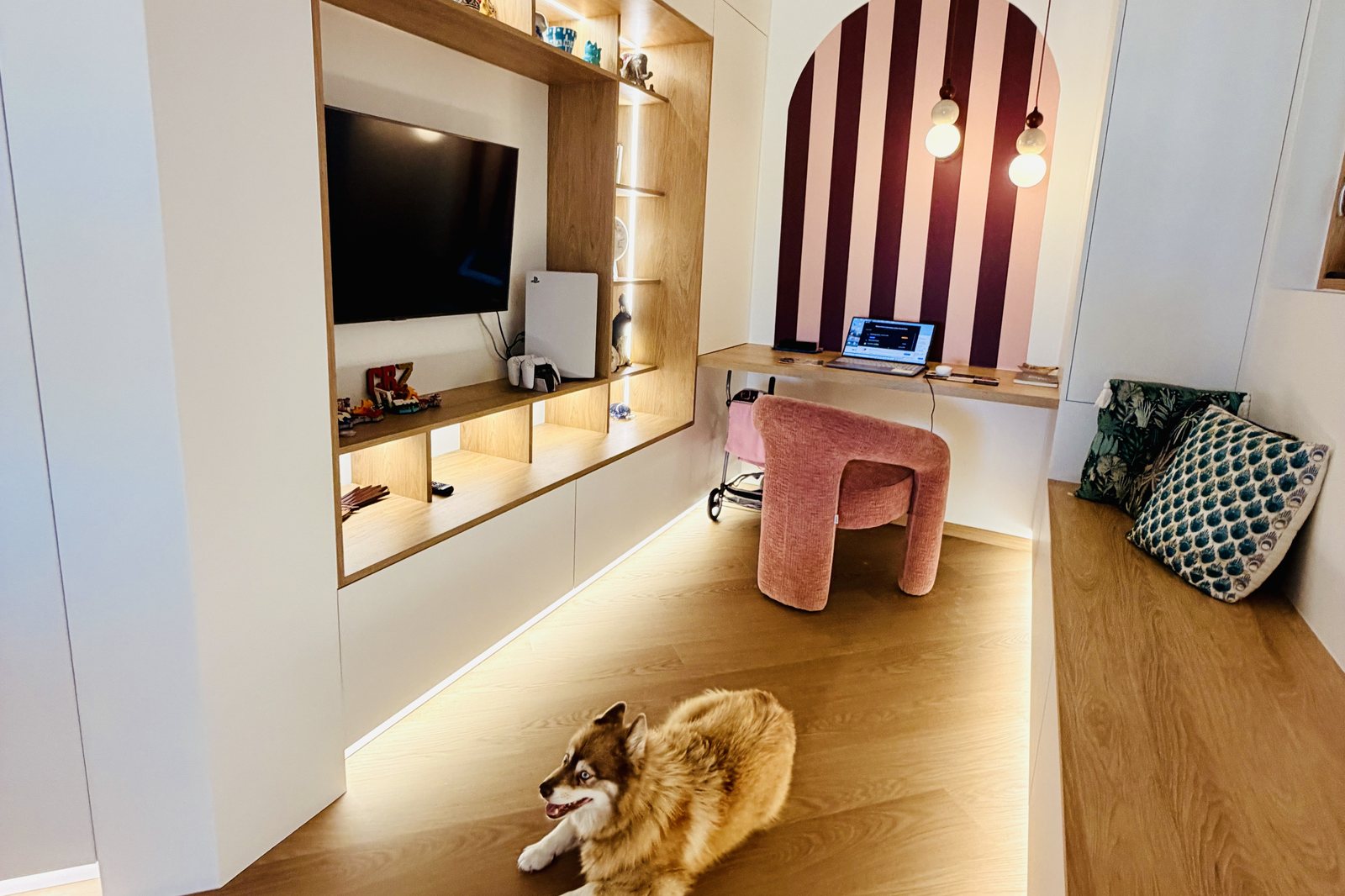 Meuble TV et bibliothèque de rangement avec espace bureau sur mesure à Plérin