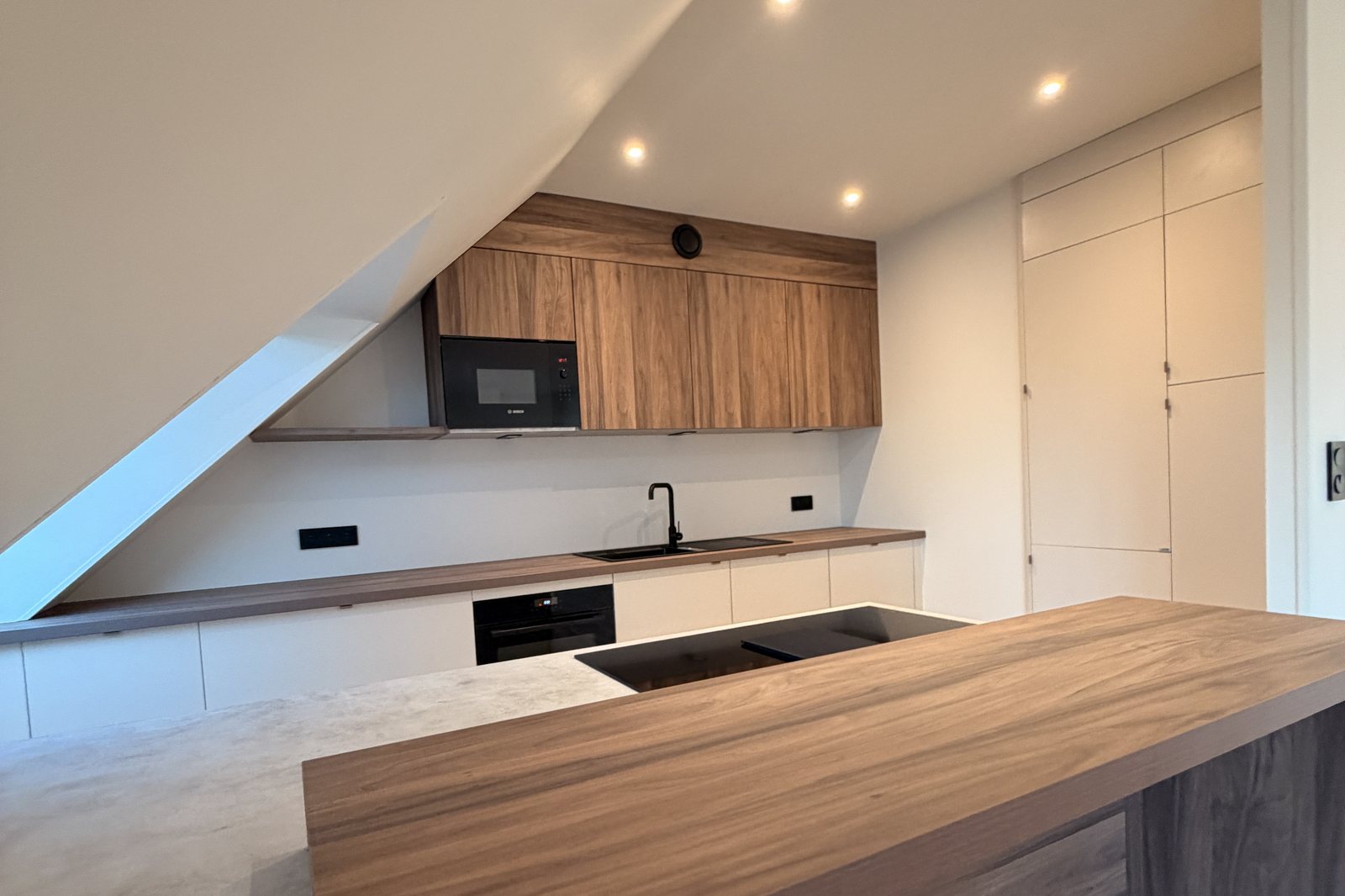 Cuisine chaleureuse et épurée dans un bel appartement à Saint-Brieuc
