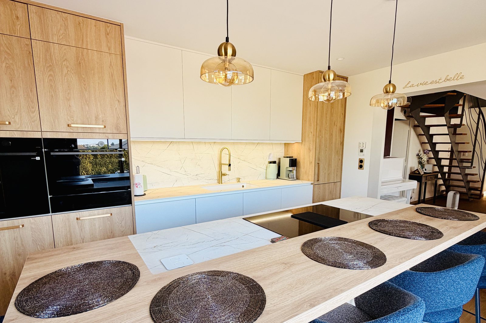 Cuisine ouverte sur mesure à Plérin — îlot céramique marbre, façades blanc mat et chêne