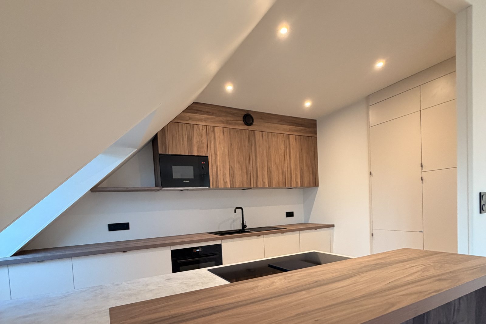Cuisine chaleureuse et épurée dans un bel appartement à Saint-Brieuc